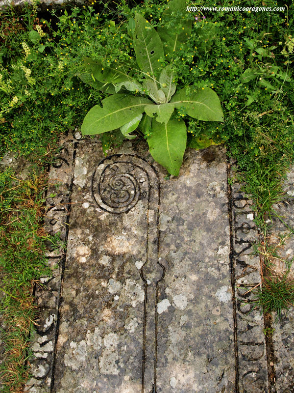 DETALLE DE SEPULCRO EN NAVE CENTRAL DEL TEMPLO